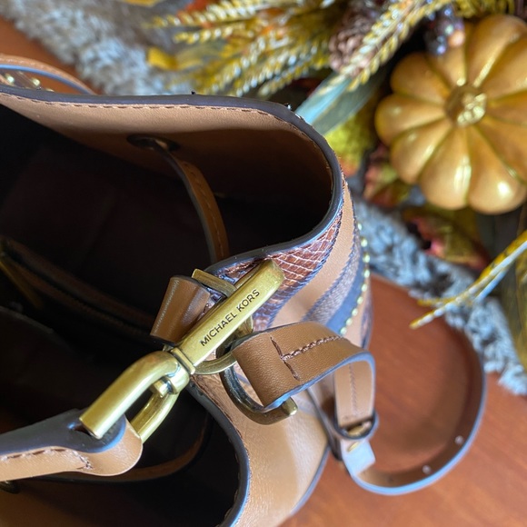 🤎”MICHAEL KORS MERCER BUCKET STYLE PURSE”🤎 - Picture 7 of 8